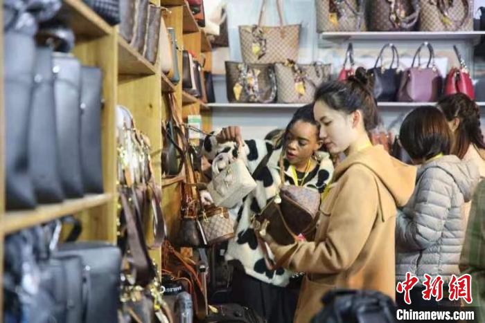 女士選購(gòu)包包。　彭華 攝