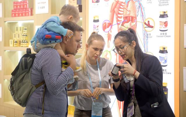 資料圖片：客商在廣交會(huì)上參觀選購商品。（新華社發(fā)）